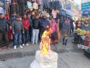 जिलापंचायत अद्ययक्ष रजनी भण्डारी को पद से हटाए जाने पर कांग्रेस ने सरकार का फूंका पुतला