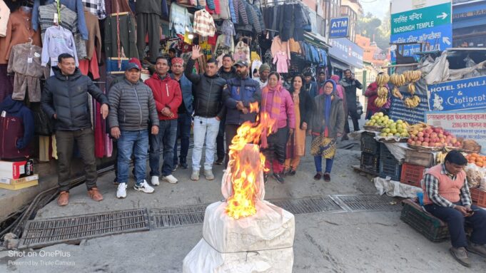 जिलापंचायत अद्ययक्ष रजनी भण्डारी को पद से हटाए जाने पर कांग्रेस ने सरकार का फूंका पुतला