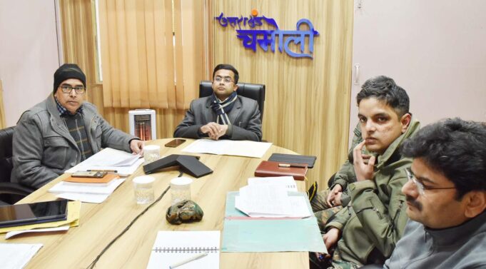 भूमि हस्तांतरण सम्बन्धी लंबित मामलों के निस्तारण को लेकर जिलाधिकारी ने दिए निर्देश