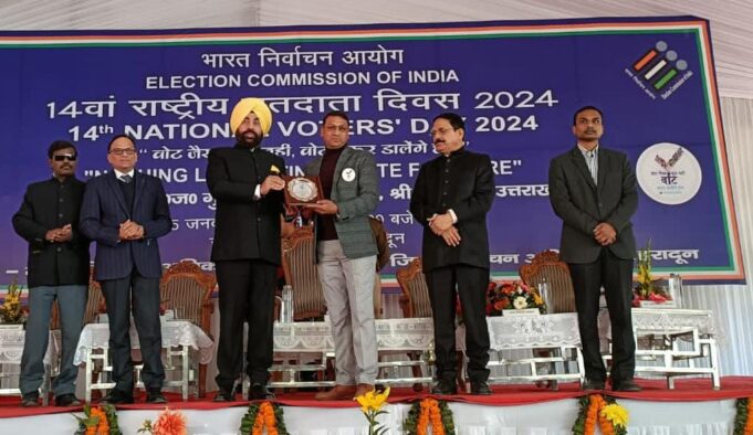 स्वीप चमोली की दिव्यांग मतदाता प्रदर्शनी को राज्यपाल ने सराहा