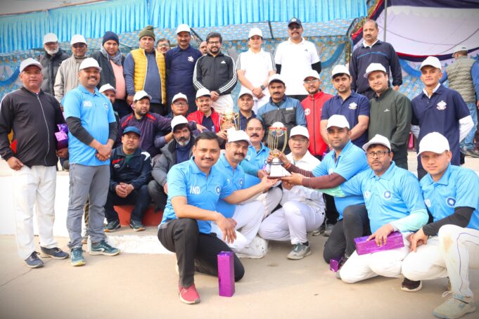 पुलिस प्रशासन एकादश और मीडिया इलेवन के बीच खेला गया मैत्री पूर्ण सद्भावना क्रिकेट मैच, पुलिस अधीक्षक चमोली ने किया शुभारंभ