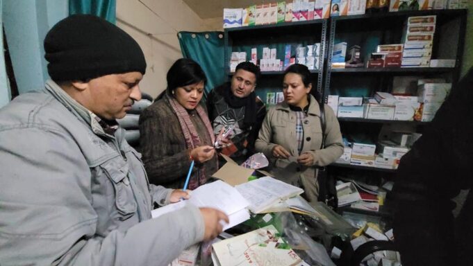 अवैध तरीके से चल रहे तीन क्लीनिक को किया सील मिलावट खोर के सैंपल जांच को भेजे