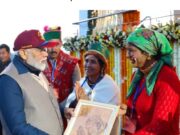 हर्षिल निवासी अनुप्रिया रावत ने प्रधानमंत्री नरेंद्र मोदी को भोजवासा क्षेत्र के पवित्र भोजपत्र में बनी टकनौरी पेंटिंग भेंट की