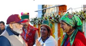 हर्षिल निवासी अनुप्रिया रावत ने प्रधानमंत्री नरेंद्र मोदी को भोजवासा क्षेत्र के पवित्र भोजपत्र में बनी टकनौरी पेंटिंग भेंट की