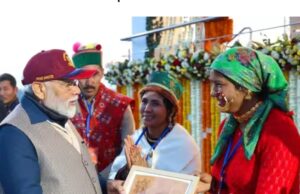 हर्षिल निवासी अनुप्रिया रावत ने प्रधानमंत्री नरेंद्र मोदी को भोजवासा क्षेत्र के पवित्र भोजपत्र में बनी टकनौरी पेंटिंग भेंट की