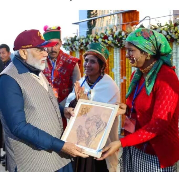 हर्षिल निवासी अनुप्रिया रावत ने प्रधानमंत्री नरेंद्र मोदी को भोजवासा क्षेत्र के पवित्र भोजपत्र में बनी टकनौरी पेंटिंग भेंट की