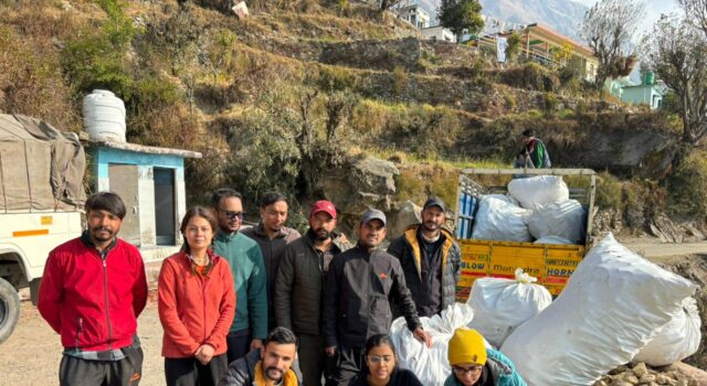 देवरिया ताल ट्रेक पर हैंक्स इंडिया कम्पनी ने चलाया स्वच्छता अभियान, 3कुन्तल प्लास्टिक किया एकत्र