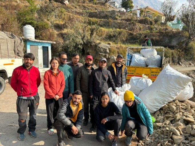 देवरिया ताल ट्रेक पर हैंक्स इंडिया कम्पनी ने चलाया स्वच्छता अभियान, 3कुन्तल प्लास्टिक किया एकत्र