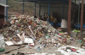 कूड़ा डंपिंग जॉन हटाने की मांग को लेकर चमोली कस्बे के लोगों ने जिलाधिकारी को सौंपा ज्ञापन