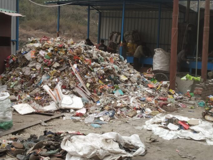 कूड़ा डंपिंग जॉन हटाने की मांग को लेकर चमोली कस्बे के लोगों ने जिलाधिकारी को सौंपा ज्ञापन