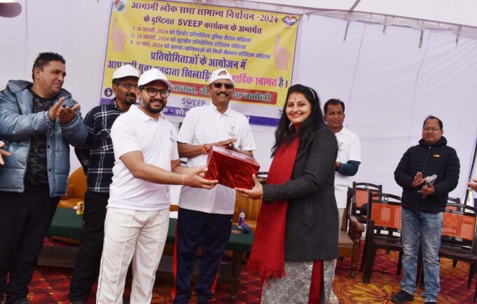 क्रिकेट के जरिए युवा मतदाताओं को मतदान के लिए किया जागरूक। *