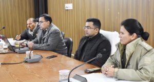 *डीएम ने ली राजस्व स्टॉफ की मासिक समीक्षा बैठक।