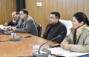 *डीएम ने ली राजस्व स्टॉफ की मासिक समीक्षा बैठक।