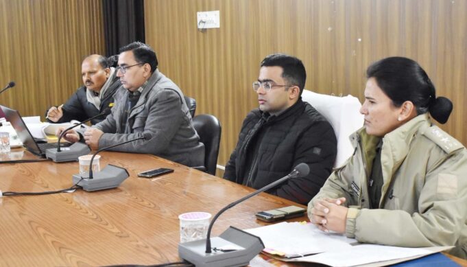 *डीएम ने ली राजस्व स्टॉफ की मासिक समीक्षा बैठक।