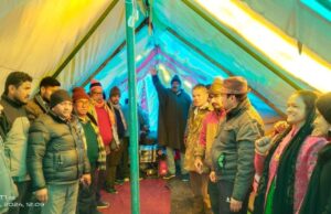 सड़क सहित चार सूत्रीय मांगों को लेकर भारी ठंड के बावजूद दूसरे दिन भी भूख हड़ताल पर डटे रहे ग्रामीण