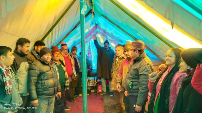 सड़क सहित चार सूत्रीय मांगों को लेकर भारी ठंड के बावजूद दूसरे दिन भी भूख हड़ताल पर डटे रहे ग्रामीण