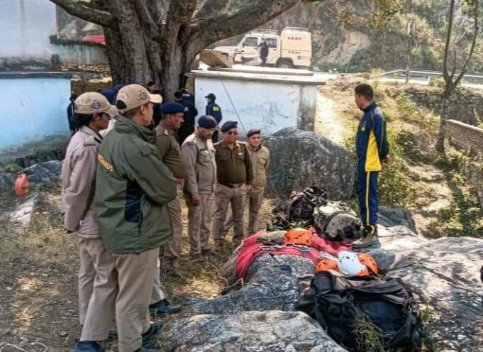 एसडीआरएफ की मदद से पुलिस लाइन में नियुक्त पुलिस कार्मिकों को दिया गया आपदा प्रबन्धन का व्यवहारिक प्रशिक्षण