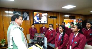 लोकतंत्र में न्यायपालिका, विधायिका कार्यपालिका कैसे काम करती है छात्रों को हो जानकारी:धामी