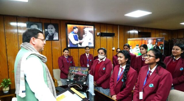 लोकतंत्र में न्यायपालिका, विधायिका कार्यपालिका कैसे काम करती है छात्रों को हो जानकारी:धामी