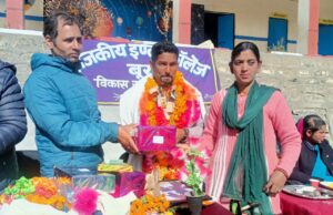 शिक्षक की विदाई पर भावुक हुए ग्रामीण