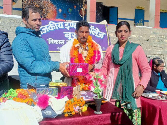 शिक्षक की विदाई पर भावुक हुए ग्रामीण