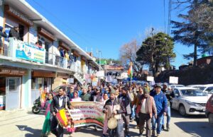 पोखरी के जनप्रतिनिधियों ने धोतीधार मोटर को लेकर रैली निकालकर अनिश्चितकालीन धरना प्रदर्शन शुरू किया