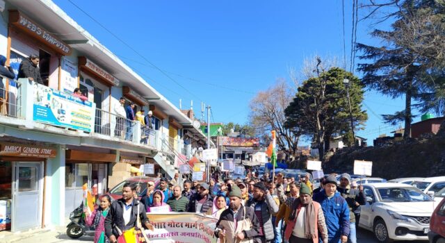 पोखरी के जनप्रतिनिधियों ने धोतीधार मोटर को लेकर रैली निकालकर अनिश्चितकालीन धरना प्रदर्शन शुरू किया