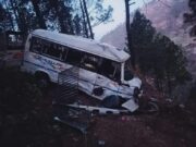 टेम्पो ट्रैवलर दुर्घटना ग्रस्त, 07घायल, 01 की मौत।