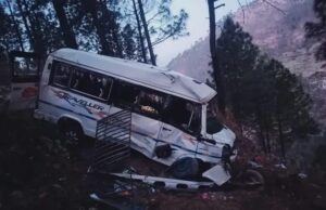 टेम्पो ट्रैवलर दुर्घटना ग्रस्त, 07घायल, 01 की मौत।