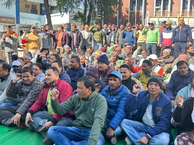 पुरानी पेंशन बहाली की मांग को लेकर कर्मचारियों ने किया प्रदर्शन