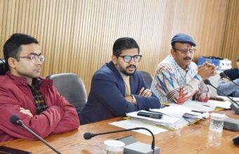 कम मतदान प्रतिशत वाले बूथों पर चलाए विशेष जागरूकता अभियान-डीईओ।