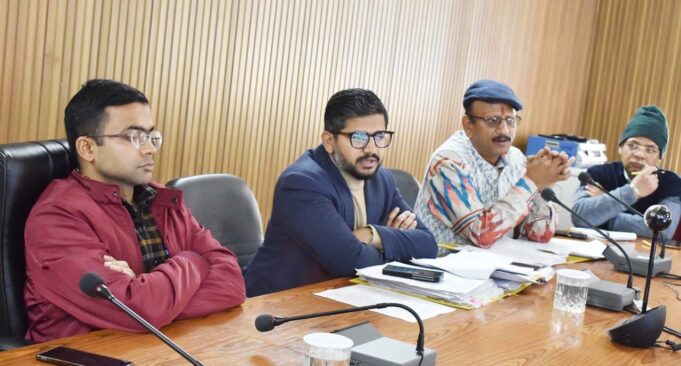 कम मतदान प्रतिशत वाले बूथों पर चलाए विशेष जागरूकता अभियान-डीईओ।