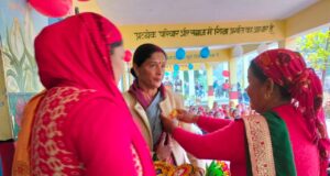 शैलेश मटियानी पुरूस्कार चयनित शिक्षिका कुसुमलता गडिया का ग्रामीणों नें किया सम्मान।