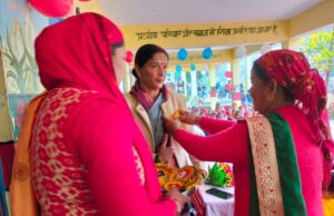 शैलेश मटियानी पुरूस्कार चयनित शिक्षिका कुसुमलता गडिया का ग्रामीणों नें किया सम्मान।