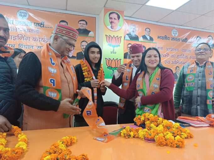 भाजपा का पार्टी जॉइनिंग कार्यक्रम आयोजित सैकड़ो युवाओ ने भाजपा का थामा दामन