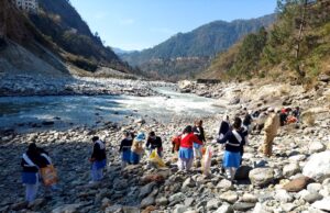 संत निरंकारी मिशन ने अलकनन्दा नदी के तट पर चलाया स्वच्छता मिशन