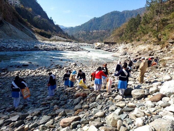 संत निरंकारी मिशन ने अलकनन्दा नदी के तट पर चलाया स्वच्छता मिशन