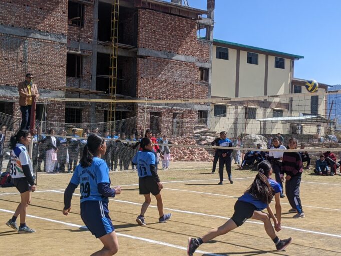 प्रतियोगिता के बालक एवं बालिका वर्ग में वाणिज्य संकाय ने कला संकाय को हराकर ट्रॉफी अपने नाम की।