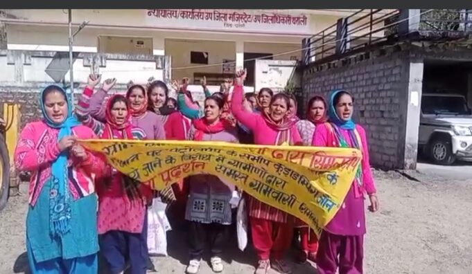 कूड़ा डंपिंग जॉन बनाये जाने पर सिमलसेण की महिलाओं ने जताया आक्रोश