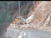 कर्णप्रयाग ग्वालदम मार्ग पर आया मलबा, बीआरओ ने हटाया मलबा
