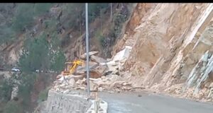 कर्णप्रयाग ग्वालदम मार्ग पर आया मलबा, बीआरओ ने हटाया मलबा