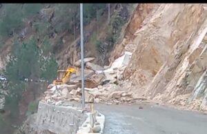 कर्णप्रयाग ग्वालदम मार्ग पर आया मलबा, बीआरओ ने हटाया मलबा