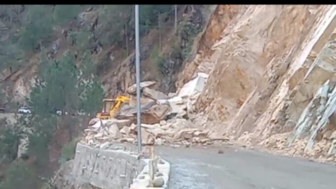 कर्णप्रयाग ग्वालदम मार्ग पर आया मलबा, बीआरओ ने हटाया मलबा
