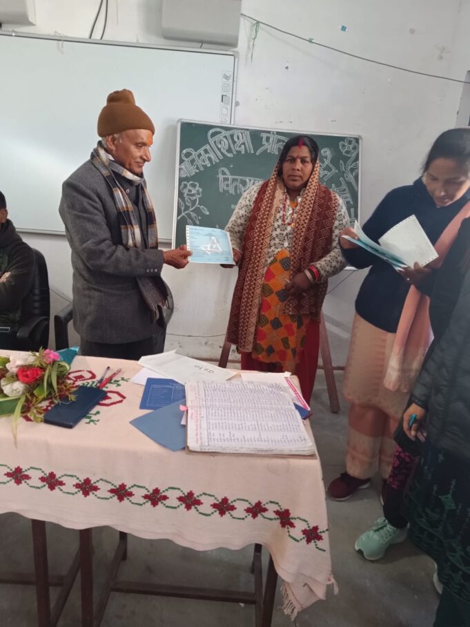 प्रतिभाशाली छात्रों को वितरित की गयी एफडी की धनराशि