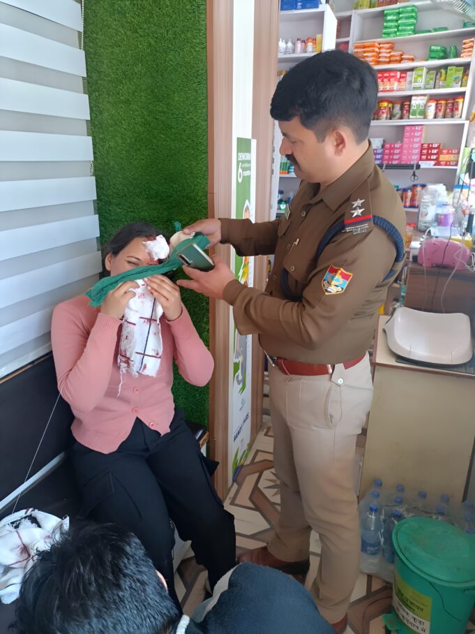दुर्घटना में घायल पिता व बेटी का सहारा बनी चमोली पुलिस, सरकारी वाहन से पहुंचाया अस्पताल