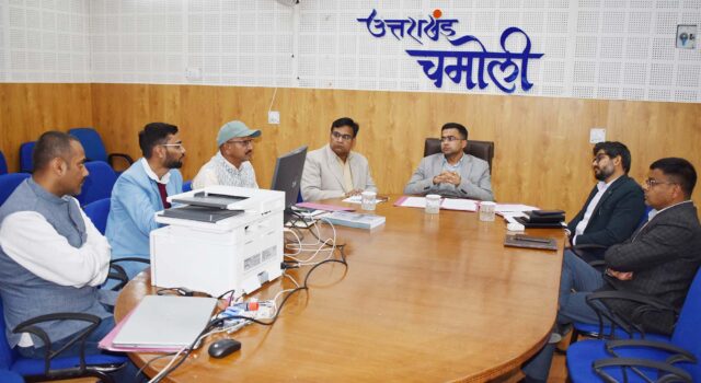 डीएम ने किया कार्मिकों का प्रथम रेन्डामाइजेशन।