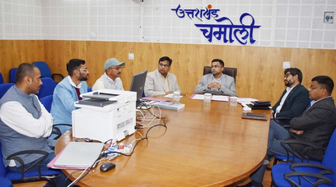 डीएम ने किया कार्मिकों का प्रथम रेन्डामाइजेशन।