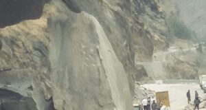 बद्रीनाथ राष्ट्रीय राजमार्ग टया पुल के पास अवरुद्ध