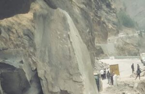 बद्रीनाथ राष्ट्रीय राजमार्ग टया पुल के पास अवरुद्ध