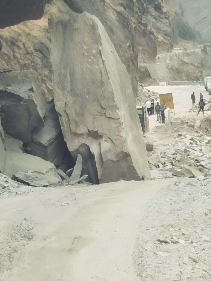 बद्रीनाथ राष्ट्रीय राजमार्ग टया पुल के पास अवरुद्ध